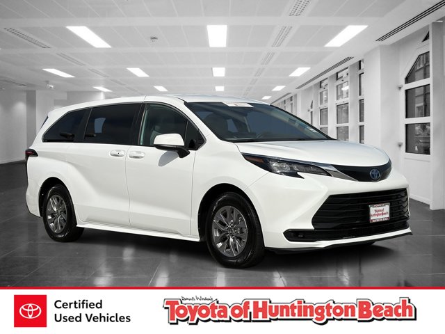 2025 Toyota Sienna LE