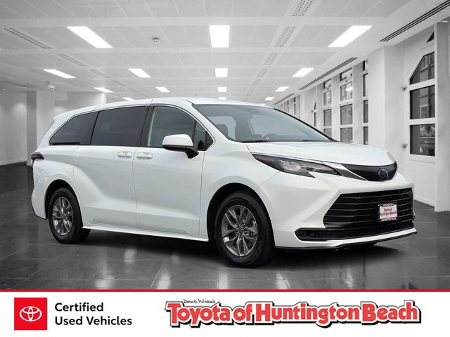 2025 Toyota Sienna LE